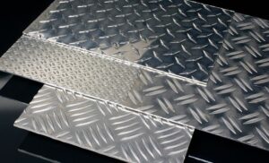 v02_9A350D61CC0F27D3BBF69D98ED001FE9-1.jpg ALUMINIUM DØRKPLATE 0,5MM 5754 H224 - pris/m²