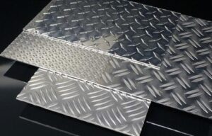 v02_A87CB071110BB4CFDE9307BB3E2A9670.jpg ALUMINIUM DØRKPLATE 2MM RISKORN 5754 H224 - pris/m²