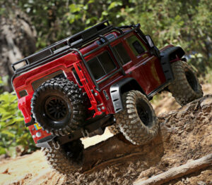 v02_BF616749E1B428FEE8E936AC97E711B7.jpg LAND ROVER DEFENDER SCALE & TRAIL 4WD RØD- TRAXXAS (TRX82256-4-RED)