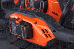 v02_CF5B7E4B7C8322613CB4C9B7893DB8B9.png HUSQVARNA 525IRXT - BAT.RYDDESAG U/BAT.OG LADER