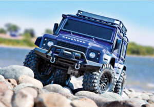 v02_DCB72963431E1F2DC081B2E4B90151F2.jpg LAND ROVER DEFENDER SCALE & TRAIL 4WD BLÅ - TRAXXAS
